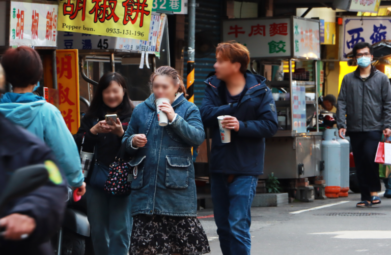 最新研究顯示，孕期與嬰幼兒期限制糖攝取可降低成年後糖尿病與高血壓風險。糖分影響大腦獎勵系統，長期高糖飲食會降低味覺敏感度，導致肥胖與糖尿病，兒少含糖飲料攝取量與肥胖率近年大幅上升。部分國家透過糖稅控管糖攝取，如法國、英國、新加坡等，亞洲有泰國與馬來西亞實施糖稅。台灣糖攝取過高，限糖政策面臨飲食文化挑戰，需社會共識以減少慢性病與健康支出。