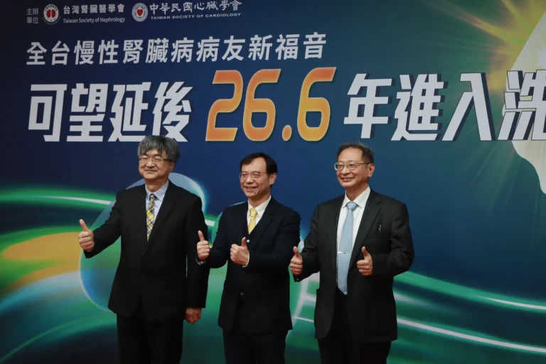 台灣透析盛行率全球最高,每年新增 1.1 至 1.2 萬名患者,為減少洗腎人口並降低心衰竭風險,健保署自 2024 年 3 月 1 日起擴大 SGLT-2 抑制劑 給付,涵蓋 腎絲球過濾率(eGFR)25-60 及心衰竭射出分率(LVEF)41-49% 患者,預計可幫助 15-20 萬人,並投入 16-18 億元預算。臨床研究顯示,腎病變族群及早介入SGLT-2 抑制劑,可延緩 26.6 年進入洗腎階段,並降低心血管疾病風險。腎病變族群應及早加入腎臟病共照網,配合醫師接受適當治療,以降低未來洗腎風險。