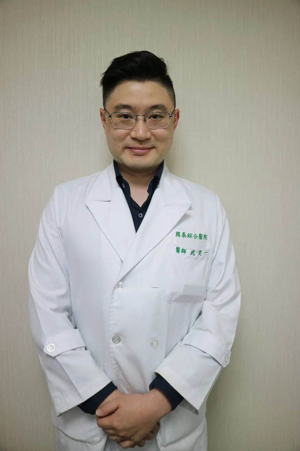 一個國家,兩種流感:疫苗搶打潮延燒,重症死亡卻7成未打疫苗,自備抗病毒藥物反而有抗藥性風險? 3 武定一醫師提醒,流感重症集中在65歲以上以下5歲以下兩大年齡層,患有慢性疾病的族群,如糖尿病、高血壓、慢性肺阻塞等,以及長期使用免疫抑制劑或正在接受化療的病友,也更容易因感染流感而併發重症,出現症狀時應及早就醫,切勿自行囤積或使用抗病毒藥物,以免可能導致誤用及抗藥性問題,若高燒超過5天、血氧低於95%或呼吸困難應立即就醫。