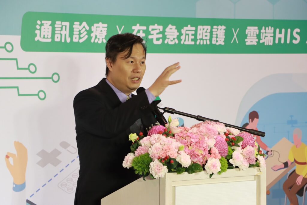 改善國人不健康餘命,積極邁向健康平權:醫師公會全聯會攜手產業龍頭,啟動臺灣「智慧醫療大聯盟」 2 衛福部資訊處李建璋處長指出,透過引進國際標準 FHIR(Fast Healthcare Interoperability Resources)系統,期望整合全國各醫療院所的電子病歷資料, 讓醫療人員能夠全面掌握病患的健康狀況,結合分級醫療制度,讓國人得到「無縫接軌」的專業照護。