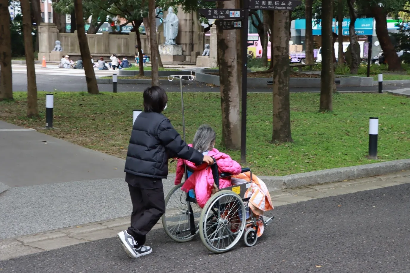 失智症可以精準預測?高齡之國未來何去何從,失智症的治療困境與希望 6 失智症需要的照護不是單一專科可以滿足,更可能有多重用藥等問題需要一併管理。現今透過失智症中心與專責病房的建置,高齡患者回診慢性病問題時,可同時完成失智症復健課程