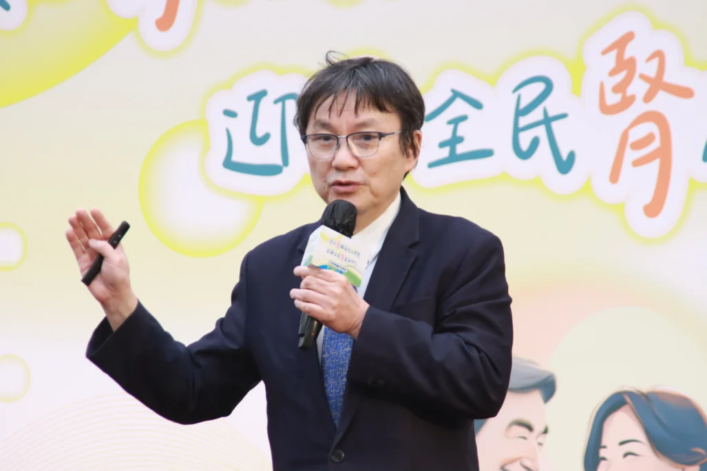 你的腎臟健康嗎?「早篩早治」逆轉洗腎之路:台灣透析新增人數連三年下降,UACR篩檢與SGLT-2給付強化國人腎臟健康 3 台灣腎臟醫學會理事長吳麥斯醫師指出,新發生透析人數已經連三年下降,健康族群方面推動更友善、更早期的篩檢預防,末期腎臟病族群則透過擴大新藥給付,減少副作用與心腎合併症等風險,達到延緩透析之目的。