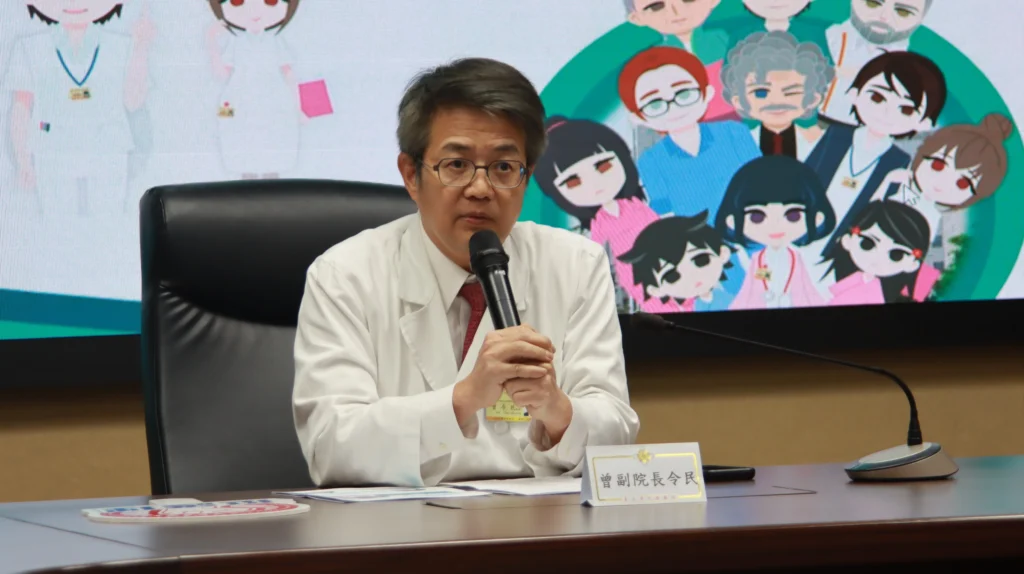 「得護理師得天下」:北榮自建大語言開發AI護理工具,每日減少4.5名護理師人力負擔,癌化給藥智慧作業領先國際 1 臺北榮民總醫院副院長曾令民指出,護理師是醫療體系的關鍵支柱。隨著台灣邁入超高齡社會,少子化導致護病比惡化,若無健全護理人力,將難以維持醫療品質。北榮投入自建大型語言模型,開發AI工具如智慧紀錄、一秒完成輸液核對與多語言溝通,以減少護理師行政負擔,強化病患照護。