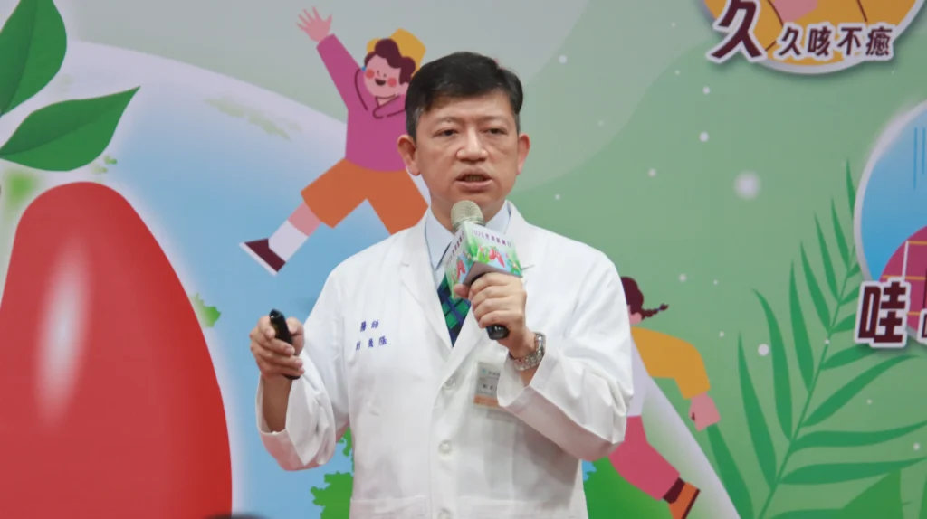 台灣氣喘將近200萬人,依賴短效擴張劑進加護病房「不在少數」:抗發炎治療策略才是長期控制氣喘關鍵 3 台灣嚴重氣喘患者每年發作率為1.41%,逾2成需長期口服類固醇,比例高於亞洲平均。國內調查顯示,中重度患者若僅使用緩解型吸入劑,急診與住院率高出抗發炎治療者許多。特別是中度患者口服類固醇使用率高出近三倍,凸顯依指引採抗發炎策略為控制病情的關鍵。