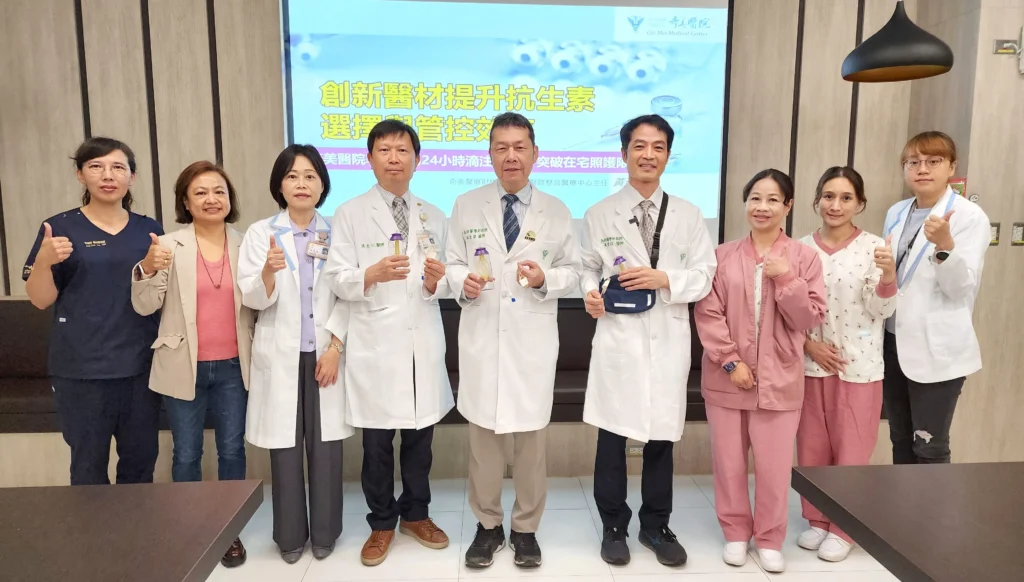 台灣2025年邁入長照3.0，奇美醫院率先推動「在宅抗生素治療」，透過攜帶式輸注技術，讓病患不需住院也能完成靜脈抗生素療程。此模式已實施逾150案，涵蓋尿路感染至蜂窩性組織炎，展現高安全性與治療彈性。藥師、護理師與醫師組成跨專業團隊，提升用藥精準與照護效率。除降低抗藥性與醫療資源壓力外，亦維持高齡病患生活品質。此無牆醫療實踐，開啟智慧長照與在宅照護新篇章。
