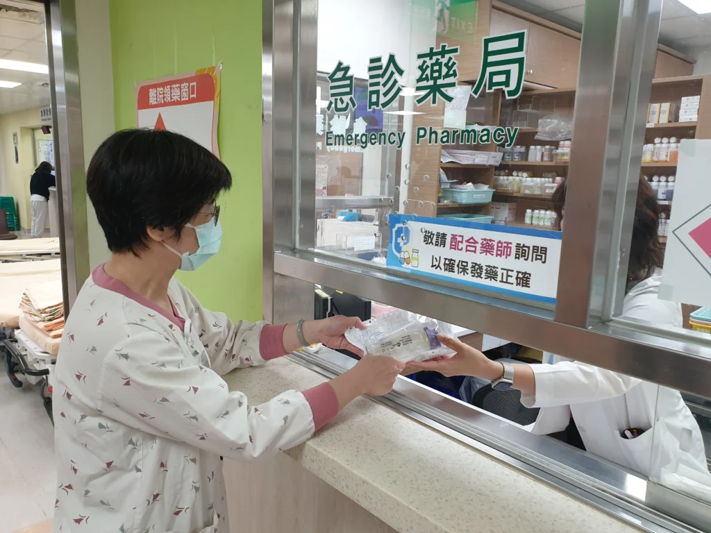 在宅抗生素治療需仰賴多專業團隊合作。藥師負責藥品調劑、濃度與無菌安定性把關，並確保輸注器流速與封閉性，以維持藥效穩定。護理人員則負責患者教育與監控，教導使用設備、觀察病況變化並應對緊急狀況。整合臨床經驗、藥學與居家照護技能的完整醫療體系，確保病患在家中也能接受安全有效的靜脈抗生素治療。