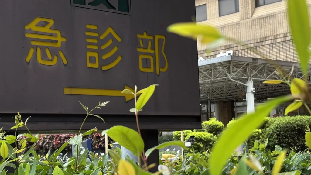 台灣急診醫療正面臨嚴重壅塞與人力崩潰危機。急診科醫師陳璿羽發文指出，護理人力大量流失與醫院病床不足，造成急重症病患長時間滯留急診，加重醫師與護理師工作負擔，形成「一人當兩人用」的惡性循環。急診醫師工時高於國際標準，導致過勞、家庭失衡與照護品質下滑。問題源於分級醫療未落實、病床資源錯置與健保給付制度不合理。醫界建議透過政府補助、制度改革與急診在宅照護等方式紓解壓力。唯有改善待遇與制度環境，才能守住急診防線，確保全民醫療安全。