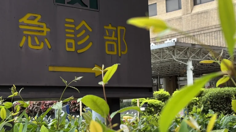 台灣急診醫療正面臨嚴重壅塞與人力崩潰危機。急診科醫師陳璿羽發文指出,護理人力大量流失與醫院病床不足,造成急重症病患長時間滯留急診,加重醫師與護理師工作負擔,形成「一人當兩人用」的惡性循環。急診醫師工時高於國際標準,導致過勞、家庭失衡與照護品質下滑。問題源於分級醫療未落實、病床資源錯置與健保給付制度不合理。醫界建議透過政府補助、制度改革與急診在宅照護等方式紓解壓力。唯有改善待遇與制度環境,才能守住急診防線,確保全民醫療安全。