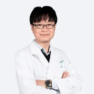 孩子注意力不集中、疲倦要擔心「兒童高血壓」!肥胖、飲食失衡恐增未來心腎風險 2 高血壓不再是成年人的專利。根據統計,3%至4%的兒童與青少年患有高血壓,肥胖族群甚至高達25%。多數患童無明顯症狀,常被家長忽略。陳勇全醫師指出,未治療的高血壓恐影響心臟、腦部與腎臟健康,必須及早發現與介入。