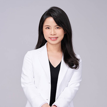久坐不動的血栓危機:深層靜脈栓塞的症狀、風險與治療復健,彈性襪穿不久該怎麼辦 2 劉怡均醫師指出,深層靜脈栓塞治療首重防止血栓擴大與降低肺栓塞風險,急性期以抗凝藥物為主,必要時輔以導管取栓、溶栓或靜脈過濾器等介入治療。恢復期建議穿戴壓力襪或選用間歇性氣壓治療以改善靜脈回流、預防栓塞後症候群。生活上應避免久坐、補充水分、控制體重,並警覺呼吸困難等警訊。提早進行低強度運動,如足踝幫浦、短距離步行等,有助於循環與功能恢復。