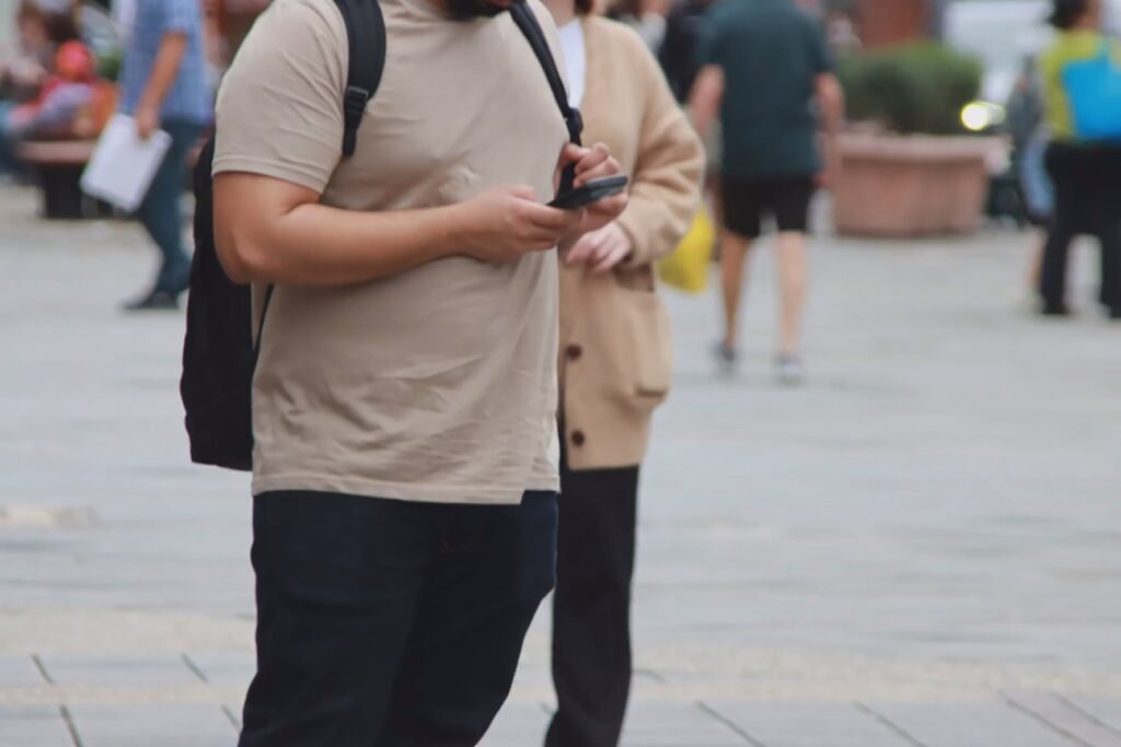 輕度肥胖即增加「心臟衰竭」機率,BMI與肌鈣蛋白都超標最危險:沒有高血壓、糖尿病也不能輕忽 1 肥胖會從增加心臟負荷、慢性發炎與代謝異常三方面傷害心臟,導致心肌肥厚與血管損傷。美國約翰霍普金斯大學研究追蹤逾9500名無心臟病成人,發現BMI越高,血中肌鈣蛋白T濃度也越高,代表心肌受損風險上升。12年內,BMI達35以上者心衰竭發生率最高,而BMI與肌鈣蛋白皆偏高者,罹患心衰竭風險更是正常人的9倍。