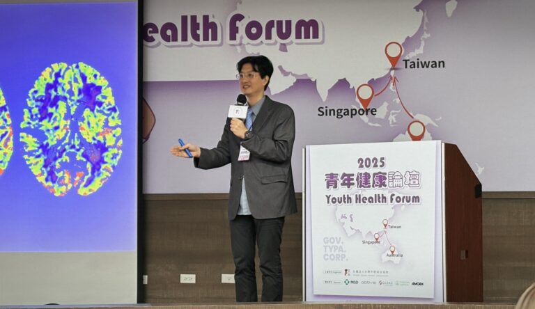 湯頌君醫師在2025青年健康論壇上展示腦部影像,說明中風年輕化與即時治療的重要性