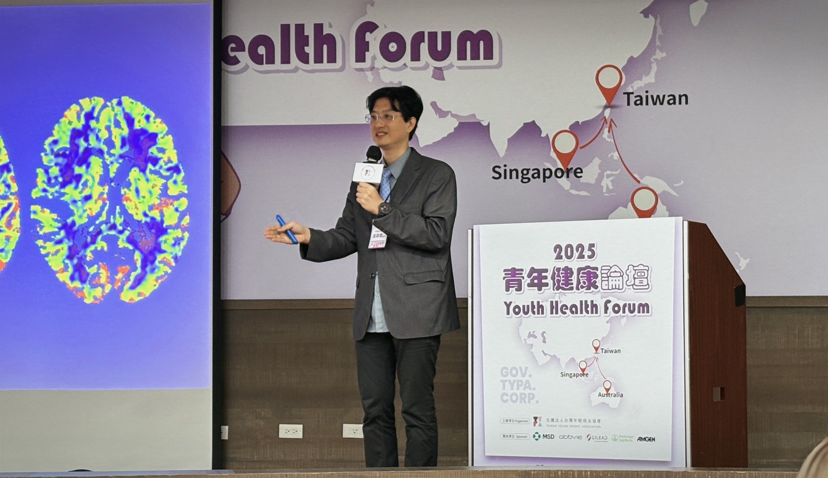 湯頌君醫師在2025青年健康論壇上展示腦部影像，說明中風年輕化與即時治療的重要性