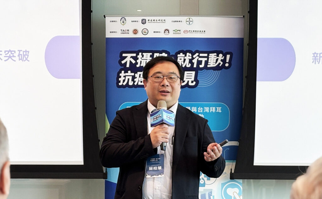 「不願被貼標籤」男性缺少攝護腺癌篩檢意識:台灣晚期攝護腺癌比例高達1/3,年輕病人也變多 2 蘇柏榮醫師指出,攝護腺癌治療已從傳統化療進展至新型口服荷爾蒙抑制劑,建議治療策略前移至去勢敏感性期,以延長存活時間。若等到轉為去勢抗性期,中位存活僅約18個月,新藥效益有限。健保目前已給付高風險族群合併治療,並建議初診即進行基因檢測,提升後續治療規劃。