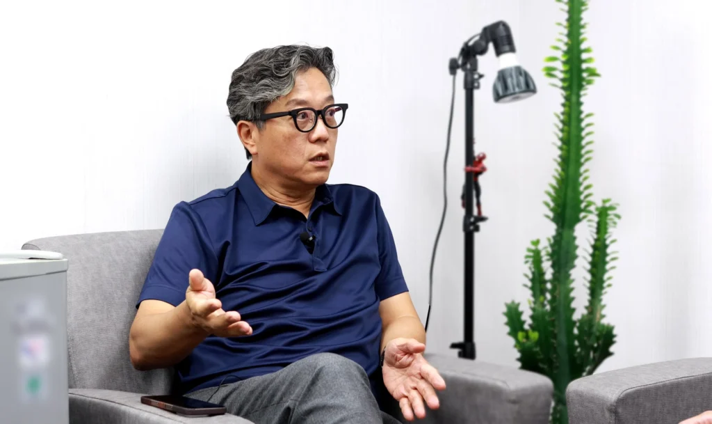 陸製、印度製低價醫材崛起,病人反而失去選擇權?健保給付制度的資訊落差隱憂 2 王偉副院長指出,低價醫材真正的風險不在來源,而是健保給付若僅以低價為導向,將導致原廠醫材退出,造成壟斷與選擇受限。雖然比價政策提升藥物可近性,但若忽略醫材來源多元性未必有利長期醫療品質與健保永續。民眾應知悉使用醫材並勇於提問,未來應設計機制維持市場多元,落實醫病共同決策。