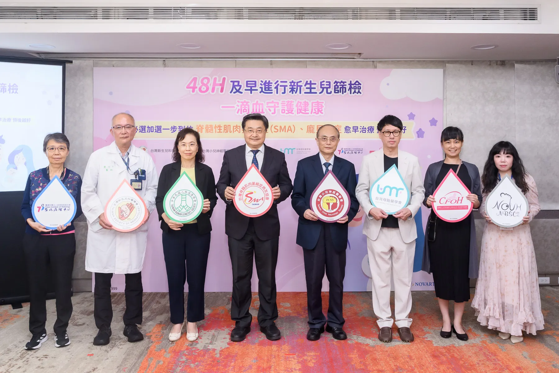 2024年一歲以下新生兒死亡率達每千名活產3.8人，全年逾600名寶寶夭折，死亡率已連續20年高於日韓。其中百餘名嬰兒因脊髓性肌肉萎縮症、龐貝氏症等罕病喪命。專家呼籲，新生兒出生48小時內必須完成篩檢，並建議選擇必選＋加選，一滴血即可守護生命。醫師提醒，許多致命罕病早期無症狀，若錯過黃金治療期將難以挽回，在少子化與高齡生育下，新生兒篩檢已是公共衛生重點。