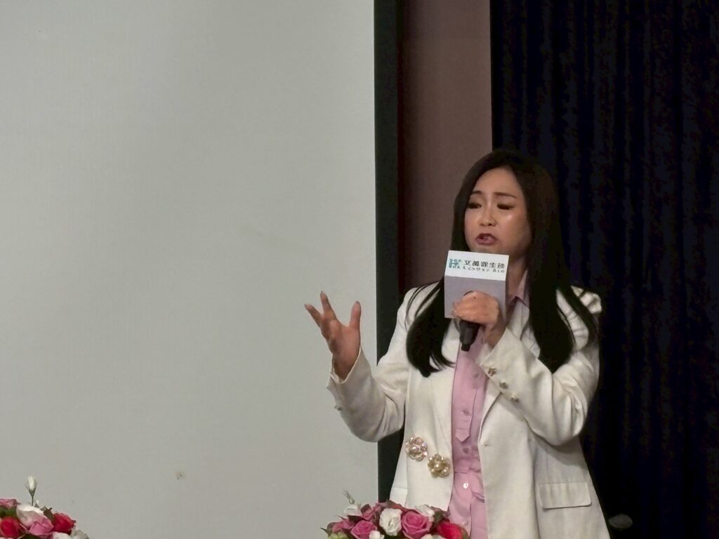 皮膚25歲後開始老化,外泌體傳遞修復訊息成為「科技醫美」關鍵:來源及純化技術藏關鍵差異 1 弘光科技大學張聰民副校長副校長指出,外泌體的來源與純化技術各不相同,因此安全性、有效性與吸收力也存在差異。目前多以人類臍帶間質幹細胞作為主要來源,並延伸出結合 海茴香(Sea Fennel)萃取物 與 富勒烯(Fullerene) 的創新應用。其中海茴香含有類維生素A成分,有助皮膚再生;富勒烯則擁有特殊碳結構,抗氧化力高達維他命C的 172 倍,被視為具高潛力的抗老化因子。