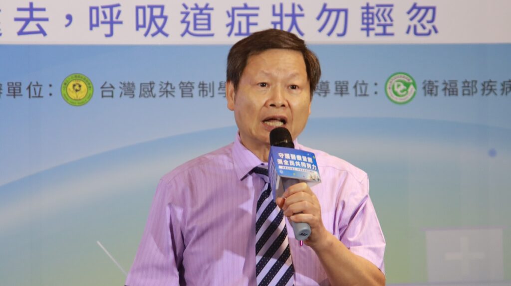 新冠常態化、流感人數創新高,羅一鈞:呼吸道病毒進入「群魔亂舞」階段,交互感染易增加重症與死亡風險 1 台灣感染症醫學會理事長張峰義醫師提醒,新冠疫情常態化後多重呼吸道病毒持續威脅社區,應及早接種疫苗防重症
