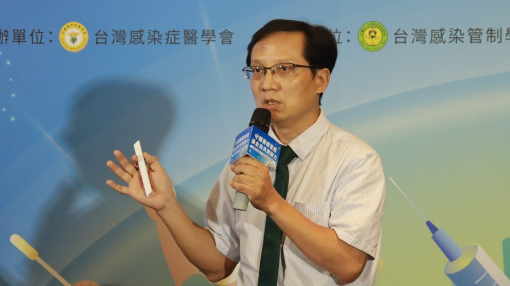 新冠常態化、流感人數創新高,羅一鈞:呼吸道病毒進入「群魔亂舞」階段,交互感染易增加重症與死亡風險 2 台灣感染症醫學會副秘書長謝顯森醫師呼籲民眾提升防疫行動力,長者應盡早接種流感、新冠與肺炎鏈球菌疫苗