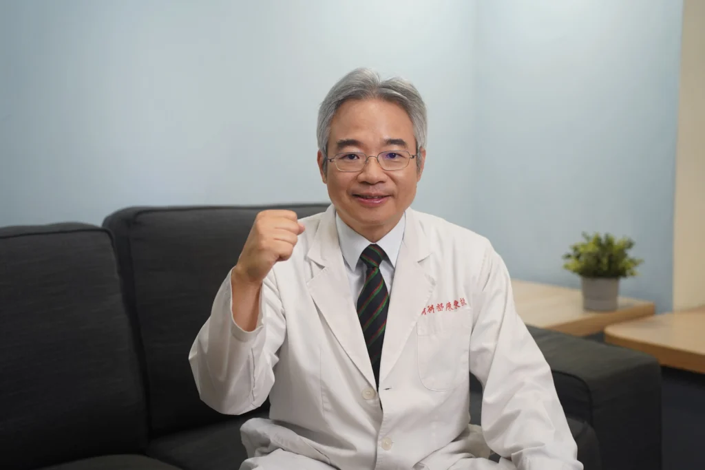 中華民國骨質疏鬆症學會陳崇桓理事長指出：「骨鬆治療應比照慢性病長期管理，重點在『持續』與『接續』，並呼籲從骨折前就積極防治–向骨折說不。」