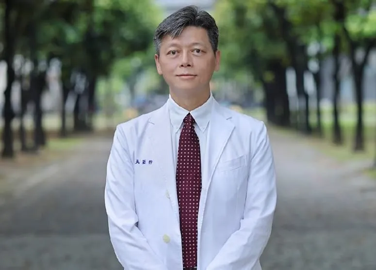 中華民國骨質疏鬆症學會常務理事吳至行教授提醒，糖尿病與骨鬆的共病關係常被忽視，建議糖友應定期檢測骨密度，以防骨折影響行動力。