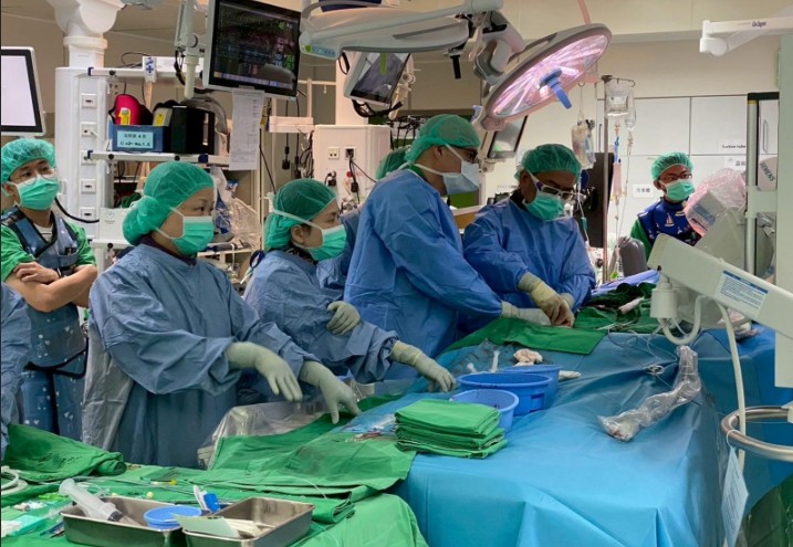 據統計，台灣因主動脈瘤與主動脈剝離而死亡的人數有上升趨勢。其中主動脈弓部瘤屬退化性疾病，被視為最複雜且危險的位置。不僅有破裂致命風險，更有極高機率病發為中風症狀。