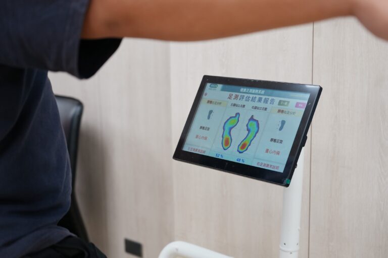 阿瘦動態足壓量測系統進行步態與足壓分析，顯示左右腳壓力分佈與重心平衡報告