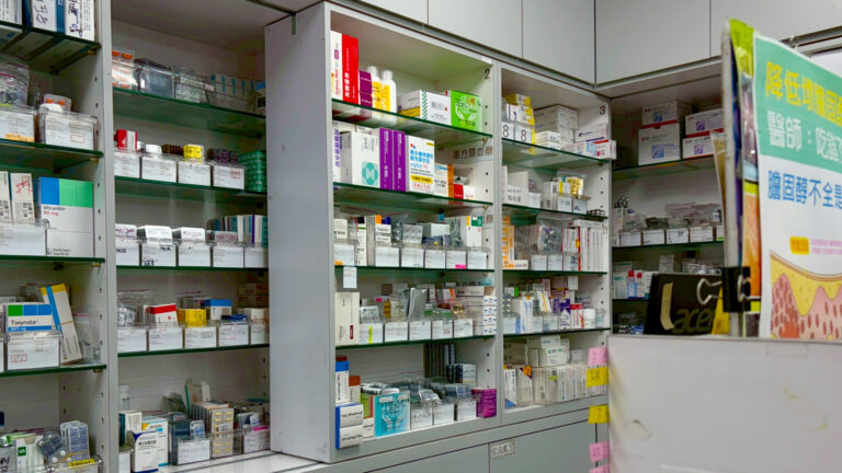 2025年台灣有超過46項原廠藥退出市場，引發民眾對用藥安全疑慮。前臺北市藥師公會理事長張文靜指出，原廠藥停供是全球常見的自由市場機制，九成以上都有替代學名藥。台灣實施GMP、BE與PIC/S GMP後，學名藥品質與原廠藥等量齊觀。臨床並無證據顯示使用學名藥會造成治療不穩定，