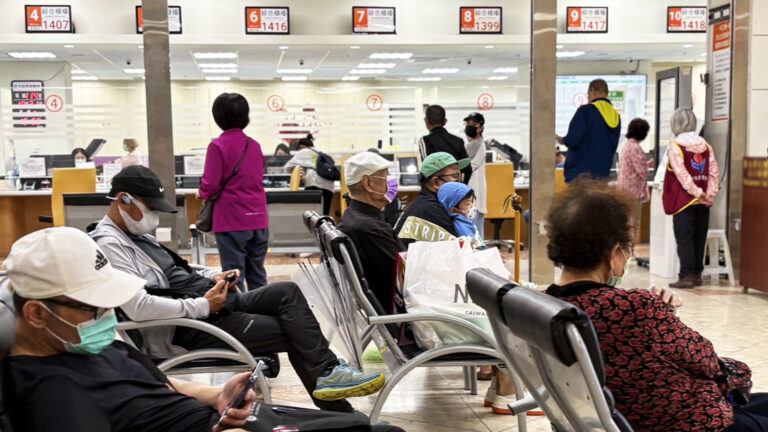 台灣醫療體系正面臨人力與資源雙重崩壞。新陳代謝專科醫師許哲綸指出，醫師與護理師大量流失，臨床環境惡化，醫美與自費產業吸走醫護人力，使急重症醫療陷入惡性循環。健保總額受限導致薪資停滯、補助難奏效，年輕醫護留任意願低落。藥品供應亦受健保給付制度影響，短效胰島素等救命藥出現缺貨危機。許醫師強調，若社會仍執著於「便宜醫療」觀念，改革動力將匱乏。隨健保預算難以成長，醫療品質下滑幾乎無可避免，民眾唯有提升健康意識與支持制度性改革，方能在醫療寒冬中自保。