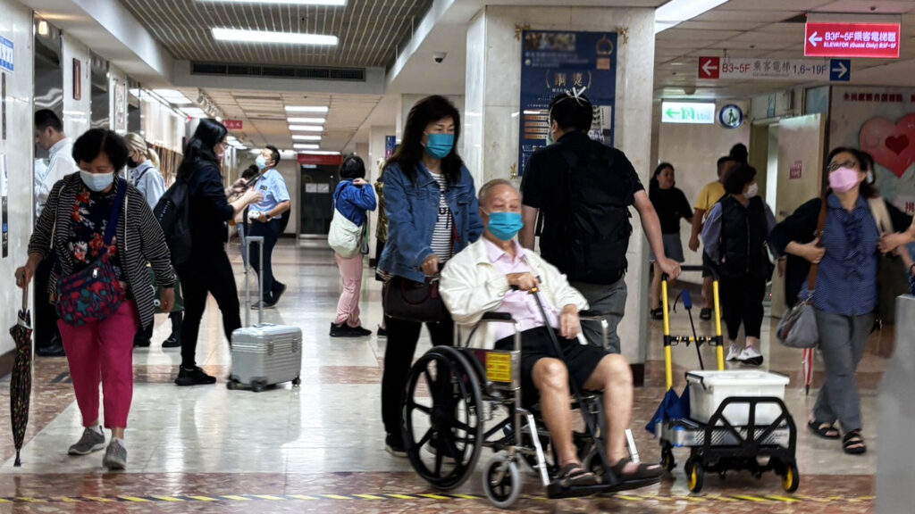 台灣醫療人力嚴重失衡，護理師離職潮加劇，急診與住院人力吃緊。許哲綸醫師指出，健保經費成長有限，導致院所無法補足人力與提高薪資，臨床流程延宕、急診壅塞惡化。醫療工作高強度、責任重、報酬低，使年輕醫護轉向診所或醫美，資深人員不堪負荷，臨床經驗逐漸流失，形成惡性循環，醫療體系陷入難以逆轉的困境。