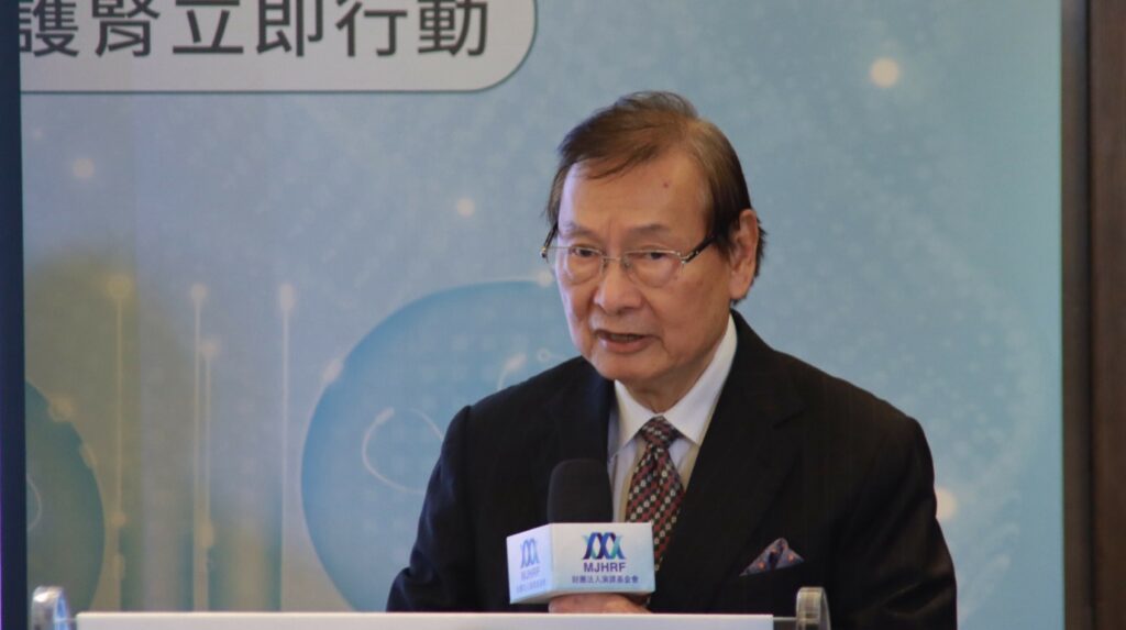 財團法人演譯基金會石曜堂董事長指出，台灣糖尿病患者已逾250萬人，每年導致上萬人死亡，且與腎臟病、心血管疾病、失明、失智等多重共病密切相關。「糖腎連鎖」現象明顯，近半數洗腎人口源自糖尿病腎病變，健保每年透析支出超過500億元，造成巨大醫療負擔。石曜堂董事長根據基金會累積近300萬筆資料的研究發現，糖尿病前期腎病風險為15.3%，確診者高達56.3%，遠高於一般人5%的風險，顯示糖尿病前期已對腎功能產生影響，呼籲各界強化早期預防與整合照護。