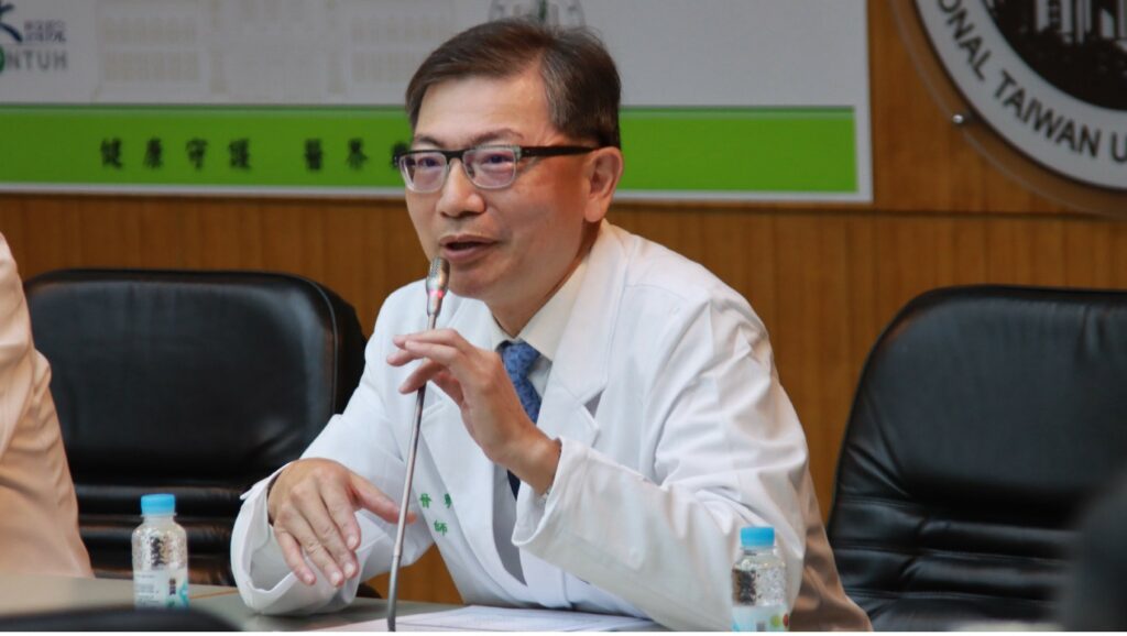 台大醫院外科部主任陳晉興醫師指出，結合元宇宙延展實境與數位孿生技術，現今外科醫師能在術前，利用OpVerse平台將CT或MRI資料快速轉化為1:1立體模型，並於虛擬空間中模擬操作、規劃手術路徑，大幅精化切口位置與病灶定位。這套系統不僅實現皮膚、血管、腫瘤等解剖結構的即時視覺化比對，還能在手術進行時自動警示，協助醫師精準切除，顯著縮短手術時間及提升成功率。OpVerse亦設有互動面板與免輻射訓練，幫助新晉外科醫師練習扎針、定位等技能，在安全環境下迅速提升操作經驗。未來，隨著設備日益輕薄，該技術將拓展至膽囊引流、肋骨與骨盆腔手術，甚至應用於神經外科及醫學教育領域，推進精準醫療的發展。