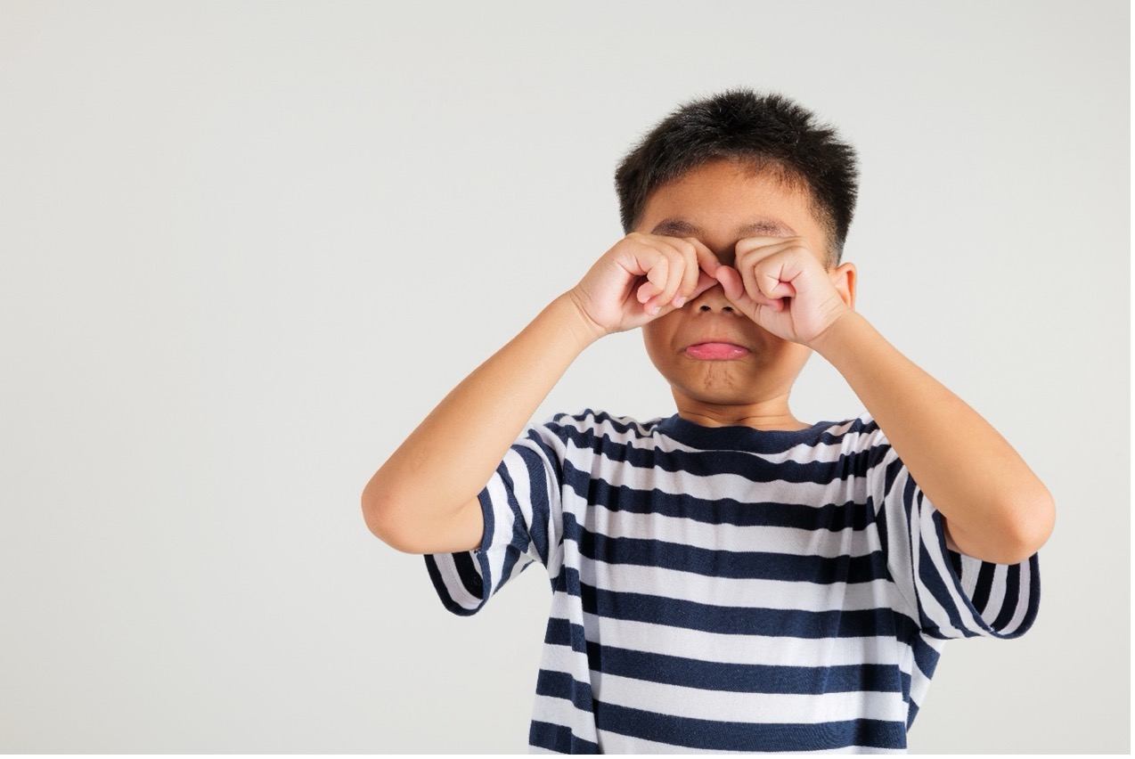 六歲前是幼兒斜視與弱視治療的黃金期，錯過此階段將影響矯正成效。台灣現行視力篩檢多針對4至5歲學齡前兒童，流程依賴孩童的理解力與配合度，對2至4歲幼童具挑戰。專家建議，手持式視力篩查儀因其非侵入、快速、幼兒接受度高的特性，已在美、日等國廣泛應用，有助及早檢測近視、遠視、散光、斜視等風險，提升篩檢效率。然而，該儀器僅適用於初步評估，若結果異常仍須由眼科醫師進一步診斷。家長應把握關鍵期，配合定期篩檢，及早發現並治療幼兒視力問題，預防永久性損害。