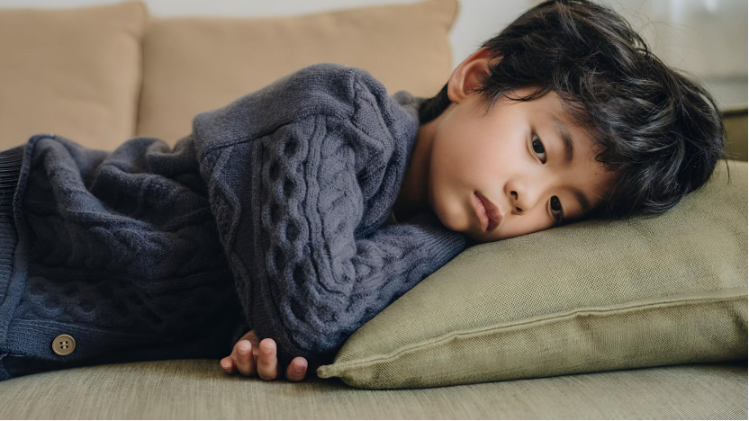 青少年自殺高風險個案中，憂鬱症為主因，逾半自殺者具精神疾病。許元彰醫師指出，需警覺情緒困擾「疾病化」警訊，包括情緒持續太久、強度太強、影響太深遠。早期徵兆如睡眠障礙、激躁、衝動控制不佳，尤其與ADHD共病時更需注意。生理與生活習慣異常，如失眠、食慾改變，及過度沉迷手機等科技行為，皆可能反映情緒失衡。家長與師長應理解、傾聽並及時協助，預防情緒惡化及自傷風險。