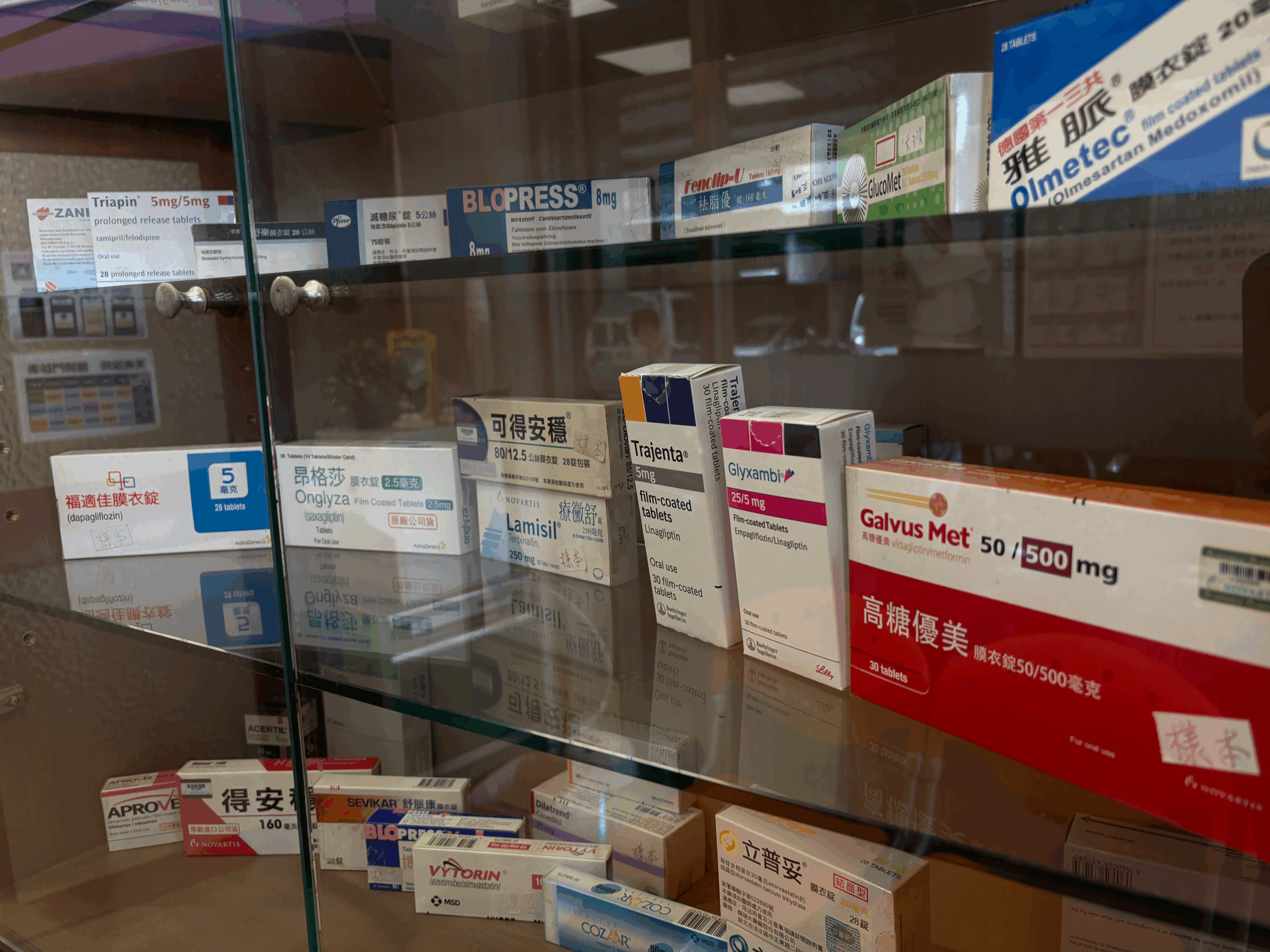 近來多款藥物陸續下架，導致供應不穩、搶購與囤積現象，引發臨床憂慮。藥物反應敏感、急需或重症患者首當其衝，尤其嗎啡類止痛藥、後線抗生素及類固醇等品項，對劑量或效價敏感者影響甚大。部分病人因藥品製程或品質差異，需提高劑量才能達到療效，例如杜化液停產後，台製藥需20 c.c.才能替代原廠5 c.c.效果。若原廠藥退出，學名藥選擇不夠多元，恐讓效價敏感患者無藥可用。生物製劑對風濕免疫科病人病情控制亦至關重要，臨床用藥反應需密切監控，確保治療安全與成效。