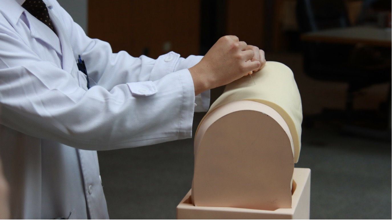 OpVerse元宇宙手術模擬平台結合延展實境與數位孿生技術，讓醫師在無輻射、虛擬環境下反覆練習扎針定位。透過互動式提示面板，即時顯示正確與偏離路徑，協助新手外科醫師安全掌握扎針技巧，有效降低臨床操作風險。