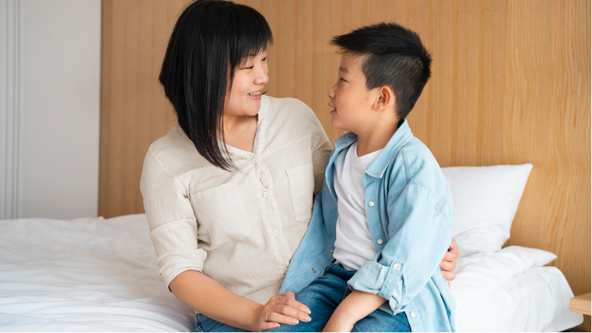 許元彰醫師指出，兒少精神健康照護不能僅依賴醫院單一介入，應以孩子為中心，結合家庭、學校與社區形成支持網絡。面對多元且變動快速的家庭與社會環境，照顧者需從孩子視角出發，理解其處境與需求。在尊重孩子意願與隱私下，醫院、家庭和學校間須確保訊息同步流通，讓各方對孩子狀態有共同了解。如此才能協助孩子釐清自我感受與環境影響，強化其被支持和接納的感受，提升接受外界協助的意願。