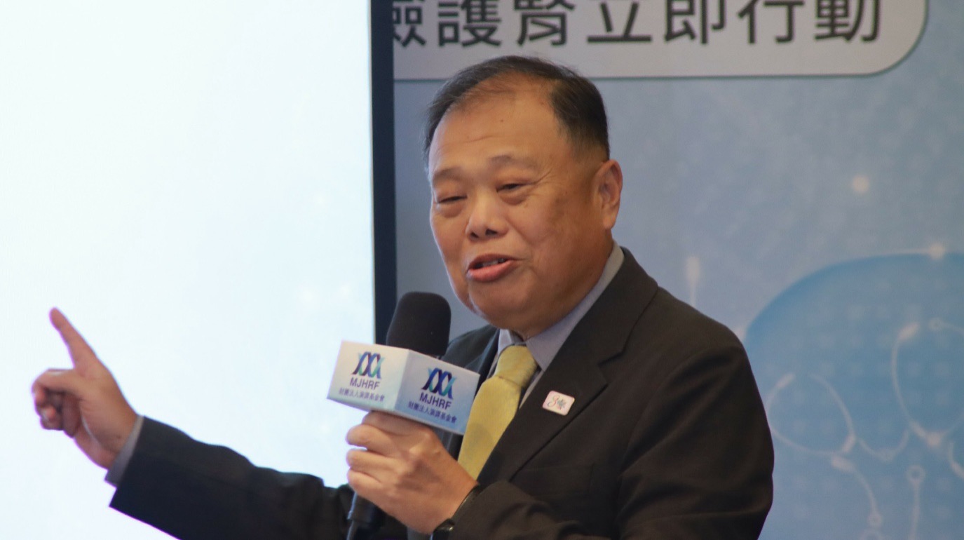 健保署副署長龐一鳴指出，台灣每年投入近千億元於糖尿病與慢性腎臟病照護，透過持續推動防治計畫，新發洗腎人口已出現下降趨勢。健保目前給付九大類血糖藥物，包括GLP-1及SGLT2抑制劑，SGLT2抑制劑更已擴大給付至慢性腎臟病與心衰竭患者，顯著提升慢病控制效益。龐署長強調，SGLT2藥物給付突破傳統規範，患者須參與疾病照護或專案管理，藉此推動從單一治療走向整合照護。長期推展糖尿病與慢性腎臟病整合照護方案及「三高防治888計畫」，使高比例患者納入照護網，並接受生活習慣諮詢，強化自我管理與醫療合作，全面提升慢病防治與健康管理成效。