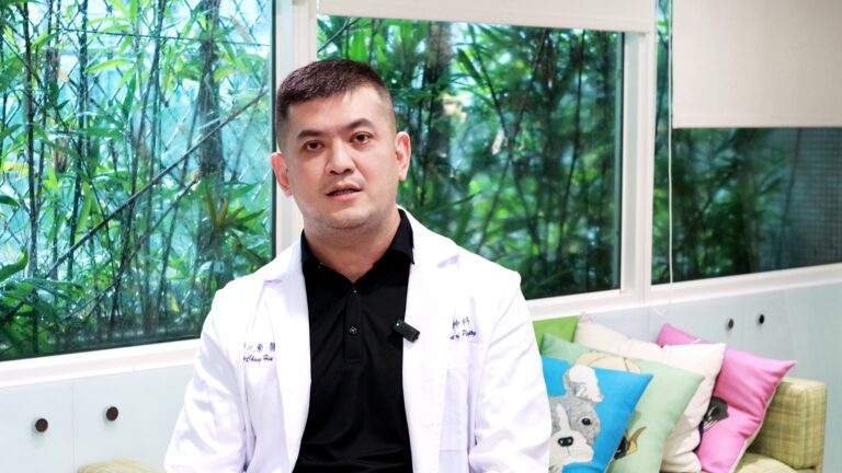 許元彰醫師指出，憂鬱症為自殺高風險主因，早期警訊包括情緒異常持續太久、太強或影響深遠，以及睡眠、食慾、行為改變。醫師強調，藥物治療須嚴謹評估與持續追蹤，並關注多重用藥與用藥安全。台灣對心理健康認知提升，但仍需透過友善、中性溝通與支持性社會系統，協助兒少順利回歸日常。醫院、家庭、學校間應確保訊息同步，從孩子需求出發，建立多元整合的情緒照護網絡。