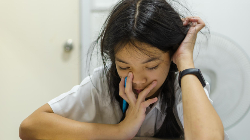 台灣社會對兒少情緒問題的認識逐漸提升，過去常以「想太多」標籤誤解而延誤介入。許元彰醫師表示，心理健康防治仍有進步空間，第一線醫療人員應以友善態度、使用中性字眼及生活化比喻，幫助家長和孩子更易理解病情。許醫師強調，建立聆聽、支持的社會系統是關鍵，讓照顧者獲得支撐，才能穩定陪伴孩子，協助其由醫療端順利回歸校園與家庭，強化情緒照護成效。