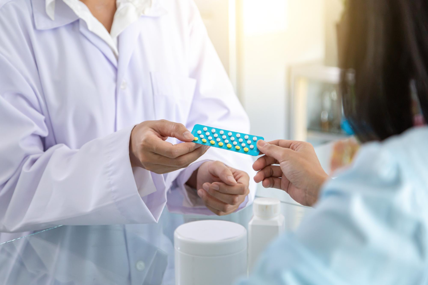 拜耳老藥「阿斯匹林」自2025年10月起將退出台灣市場，因其主成分已有多款學名藥可替代，目前國內九成患者已改用學名藥，影響有限。藥師建議，原用拜耳阿斯匹林者無須恐慌，醫師會以其他學名藥替換並密切監測。長期服藥或需預防血栓患者應遵從醫囑，切勿自行停藥或調整劑量，並注意出血等異常狀況及時就醫。