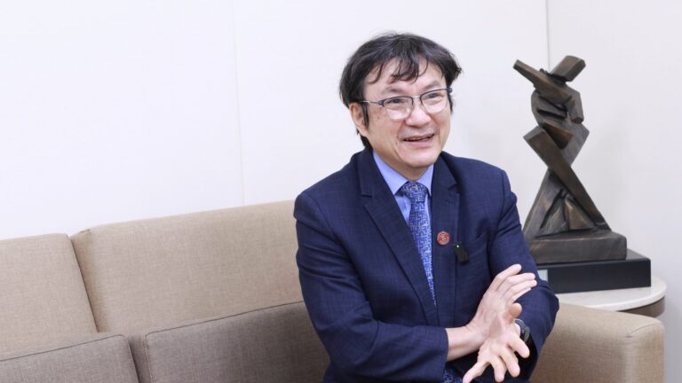 臺北醫學大學校長吳麥斯指出，政策推動、全民參與與新藥研發，讓腎臟病防治進步，個人化藥物治療和大數據預測腎功能惡化風險成為未來趨勢。民眾應善用健檢資源，及早篩檢、配合醫囑用藥，避免偏方傷腎，齊力延緩洗腎年齡，邁向高品質且永續的腎臟健康管理。