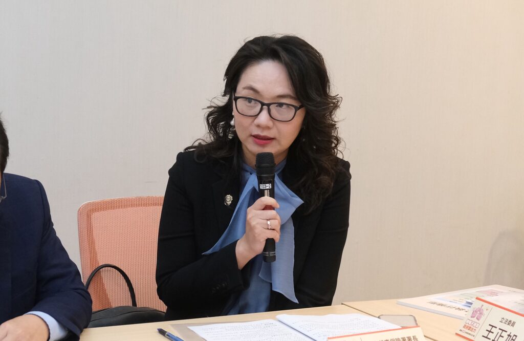 健保署署長陳亮妤說明COPD P4P制度改革，將由論量計酬邁向論質計酬以提升照護品質