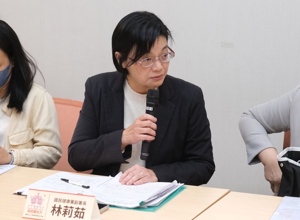 國健署副署長林莉茹說明，COPD與吸菸及二手菸暴露高度相關，強調戒菸為降低惡化與再住院的重要關鍵