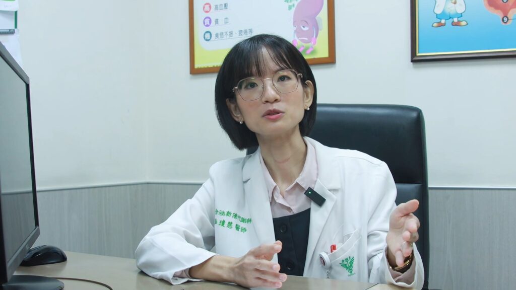 彭瓊慧醫師指出，瘦瘦針（GLP-1 腸泌素藥物）高劑量可達減重手術成效，但停藥後復胖風險高，肥胖本質屬慢性病需長期管理。亞洲人代謝風險高，台灣BMI標準更嚴格。GLP-1藥物不僅減重，還有器官保護作用，適合合併慢性病者。連續血糖監測器（CGM）能個人化控糖，協助患者透過數據化調整飲食運動，提升減重成效。維持健康體重需終身管理、善用數據工具、防止肌肉流失。減重核心在於心理與行為習慣的改變，藥物只是輔助，生活型態調整才是根本。