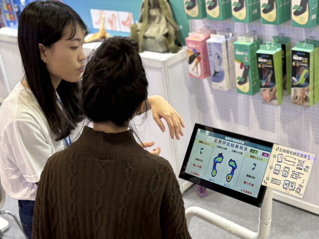 台灣邁向超高齡社會，行動力退化已成重大公共衛生挑戰。阿瘦實業於 2025 醫療科技展宣布與緯創醫學科技、習慣健康國際合作，推出結合動態足測 3.0、AI 外骨骼 iKneego 與個人化運動處方的「行動力賦能方案」。此跨域整合藉由阿瘦多年足部專業與門市網絡，使高價值足測服務得以普及至社區與偏鄉，破除傳統醫療離院後的照護斷鏈。三大核心功能自檢測、分析、訓練完整串接，形成一套可落地、可擴張的行動力健康生態圈。物理治療師指出，此模式能降低長者活動恐懼、提升訓練安全性，並接續急性治療後的功能恢復空窗期。三方協作象徵台灣健康科技跨域融合的重要里程碑，也為全民健康與高齡社會永續提供前瞻解方。