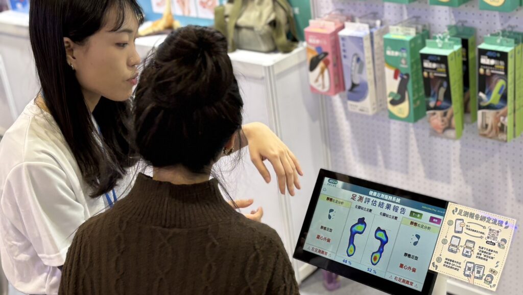 台灣邁向超高齡社會，行動力退化已成重大公共衛生挑戰。阿瘦實業於 2025 醫療科技展宣布與緯創醫學科技、習慣健康國際合作，推出結合動態足測 3.0、AI 外骨骼 iKneego 與個人化運動處方的「行動力賦能方案」。此跨域整合藉由阿瘦多年足部專業與門市網絡，使高價值足測服務得以普及至社區與偏鄉，破除傳統醫療離院後的照護斷鏈。三大核心功能自檢測、分析、訓練完整串接，形成一套可落地、可擴張的行動力健康生態圈。物理治療師指出，此模式能降低長者活動恐懼、提升訓練安全性，並接續急性治療後的功能恢復空窗期。三方協作象徵台灣健康科技跨域融合的重要里程碑，也為全民健康與高齡社會永續提供前瞻解方。