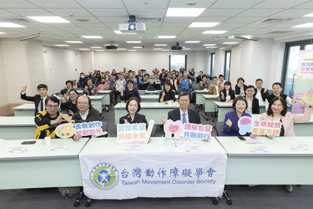 巴金森氏症是慢性神經退化疾病，常見手抖、動作遲緩與僵硬。醫療的核心是「照顧整個人」，包含身體、情緒、生活與社會需求。護理團隊承擔著陪伴病友面對功能退化、維持情緒穩定及協助家屬減輕無助感的重要角色。蔡佩珊副校長結合自身經驗與社區照護觀察，肯定學會推動的「藝術陪伴」理念。她認為這讓病友得以展現自我，也使社會能以溫柔方式理解疾病與陪伴的重要性。