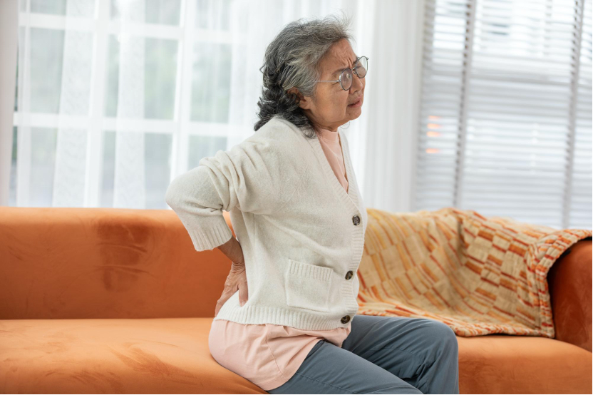 台灣邁入超高齡社會，65歲以上骨質疏鬆症盛行率高，女性更達17.4%。主要風險為年齡、鈣質與維生素D3攝取不足，過度防曬及體重過輕亦為重要因素。女性停經後骨鬆風險顯著上升，國人應重視補充鈣質與維生素D3，改善生活習慣以降低骨折風險。