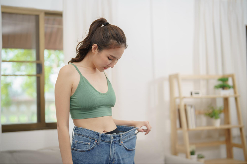 奇美醫院內分泌新陳代謝科彭瓊慧醫師表示，GLP-1類瘦瘦針可有效抑制食慾、降低食量，減重成效與手術相近，平均減輕約20%體重，並具心血管、腎臟等器官保護作用。不過，糖化血色素大於10%患者，須先降血糖再納入治療，以提升療效。